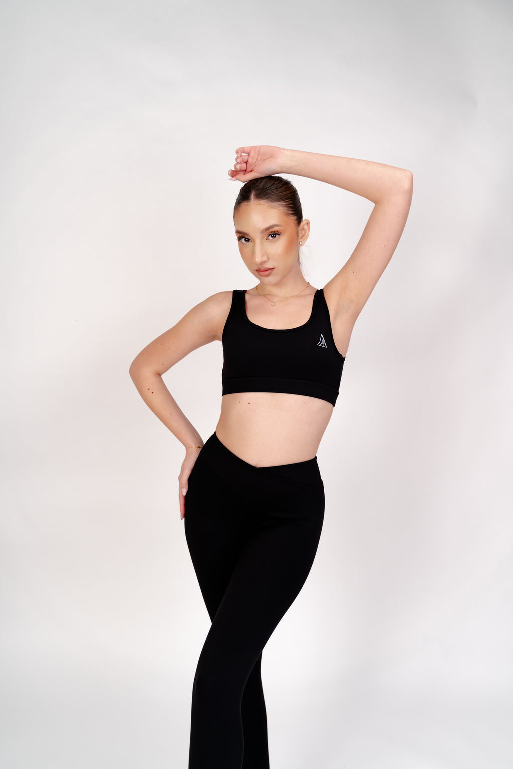 Set Sport Damă ALORA V-Shape Black – Bustieră cu Susținere & Colanți Compresivi