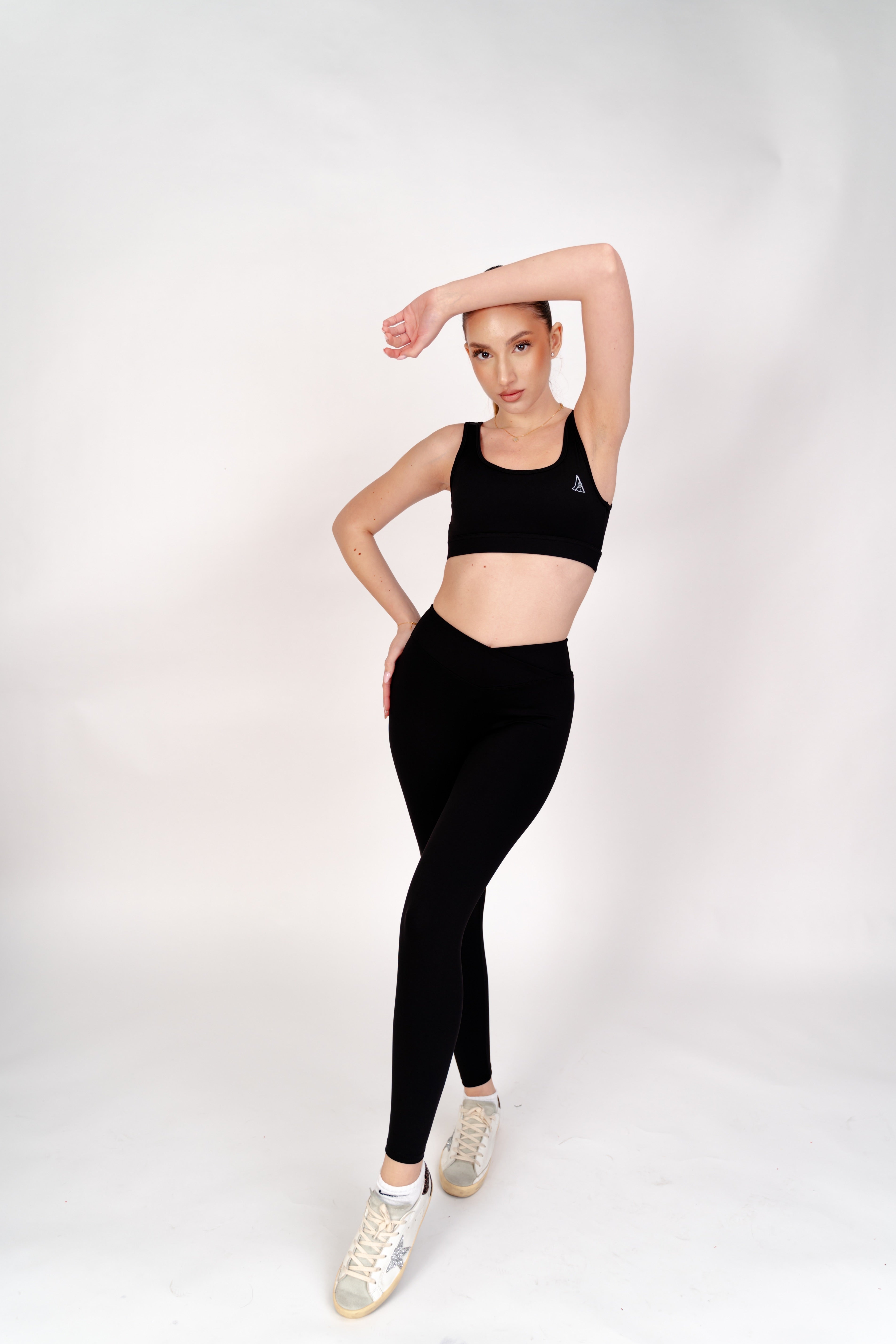 Set Sport Damă ALORA V-Shape Black – Bustieră cu Susținere & Colanți Compresivi