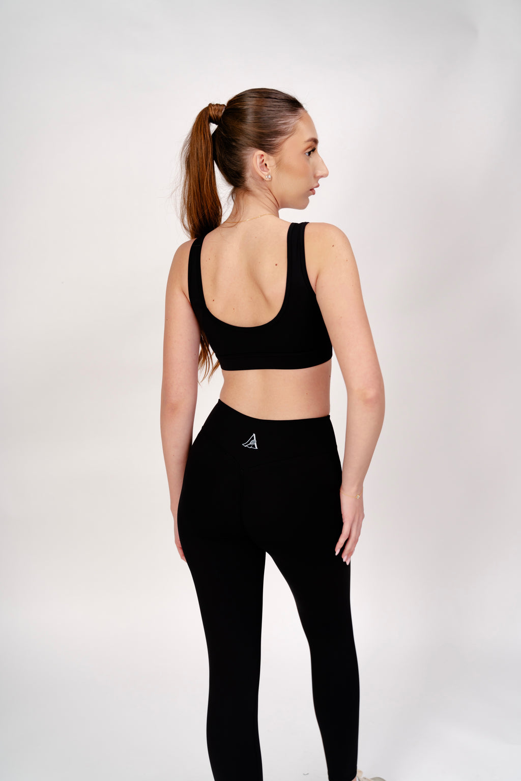 Set Sport Damă ALORA V-Shape Black – Bustieră cu Susținere & Colanți Compresivi