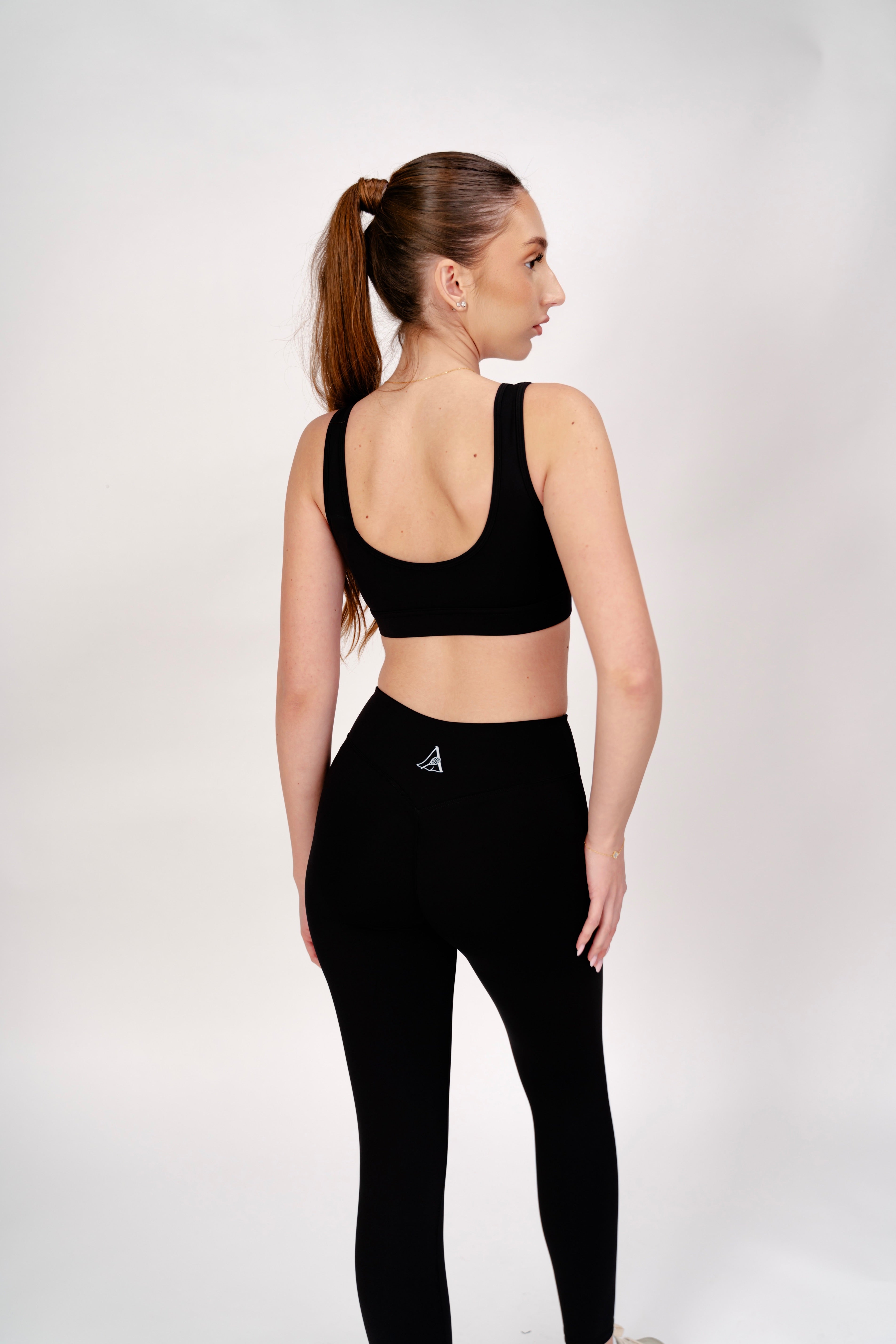 Set Sport Damă ALORA V-Shape Black – Bustieră cu Susținere & Colanți Compresivi