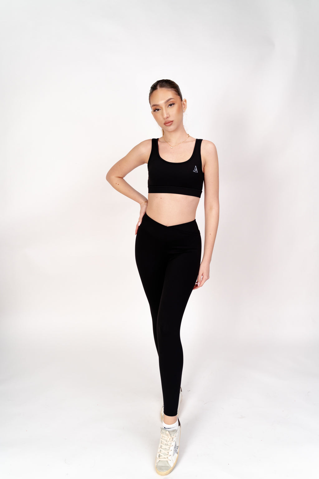 Set Sport Damă ALORA V-Shape Black – Bustieră cu Susținere & Colanți Compresivi