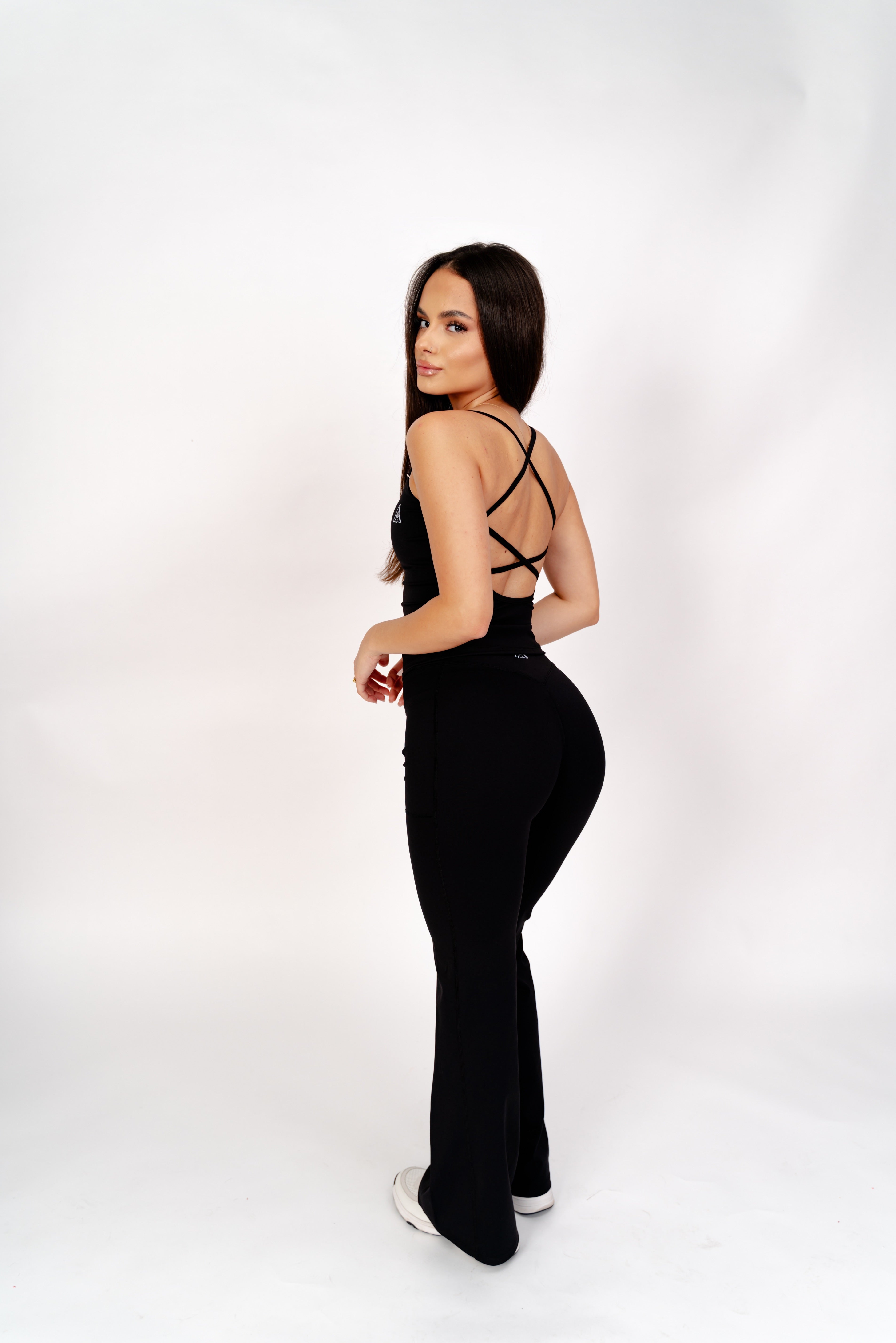 Set Sport Elegant Black Flare – Top cu Spate Decupat & Pantaloni Evazați - ALORA