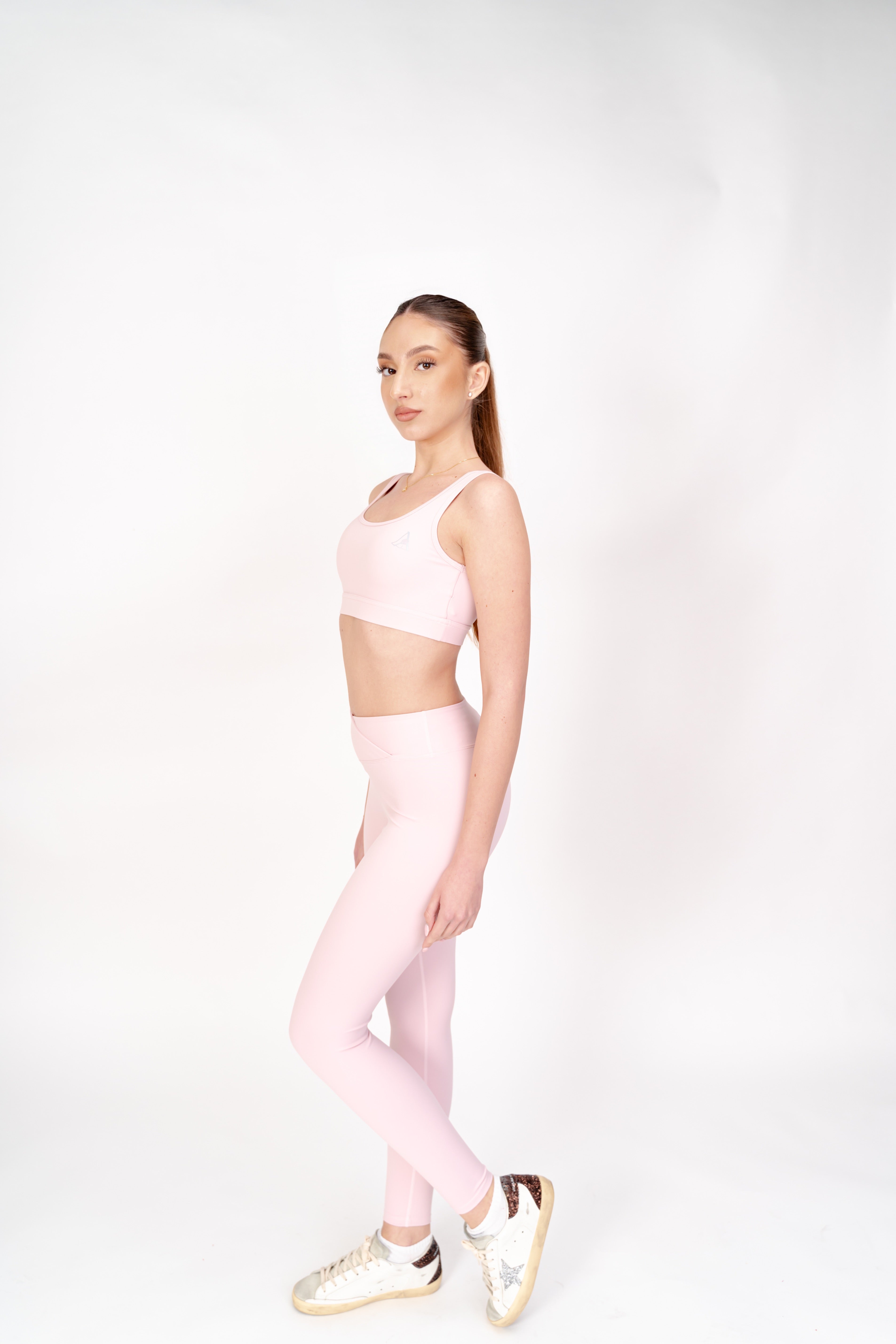 Set Sport Damă ALORA V-Shape Blush Pink – Bustieră cu Susținere & Colanți Compresivi