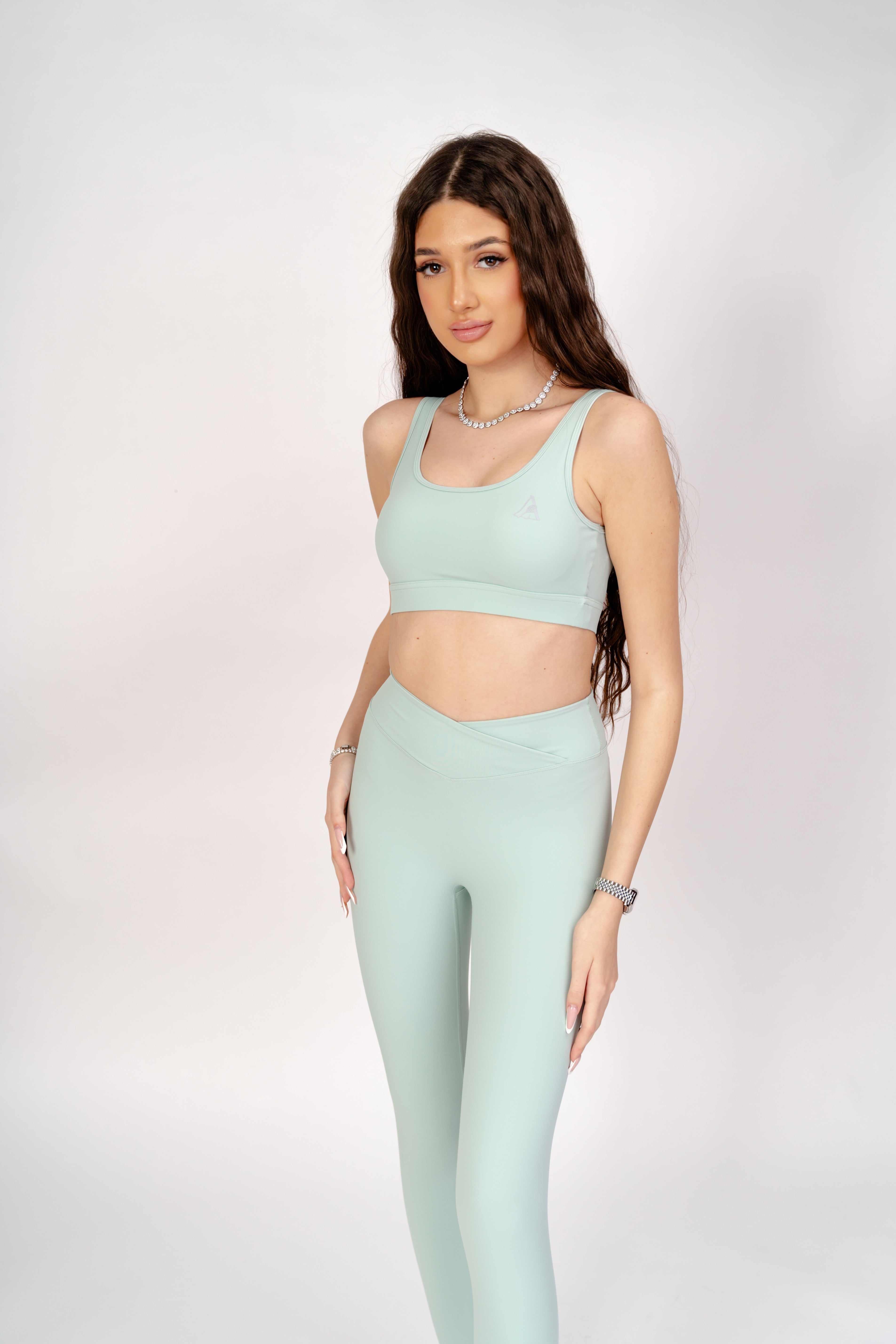 Set Sport Damă ALORA V-Shape Mint Green – Bustieră cu Susținere & Colanți Compresivi