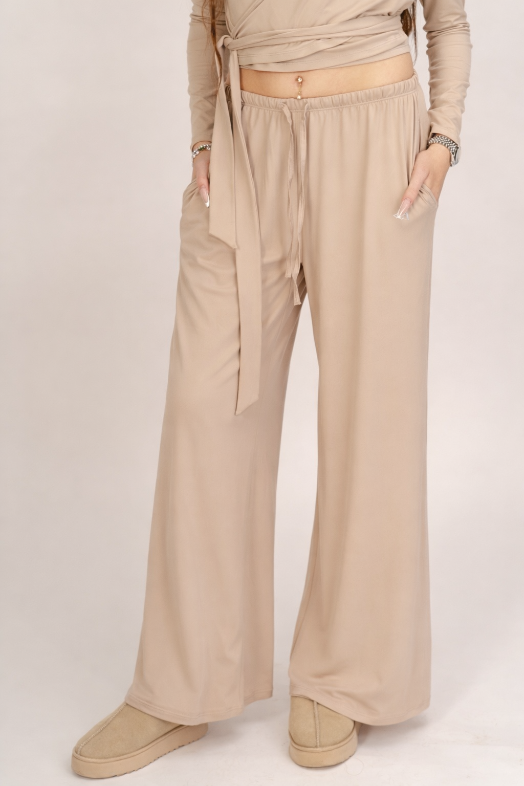 Compleu Sport-Chic 3 Piese – Maieu cu Burete, Bluză Balerină & Pantaloni Largi- Caramel ALORA